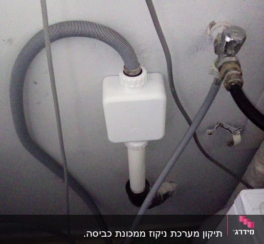 צינור פלסטיק מחובר לקיר עם ברזים